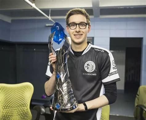 bjergsen|Bjergsen retires from League esports .